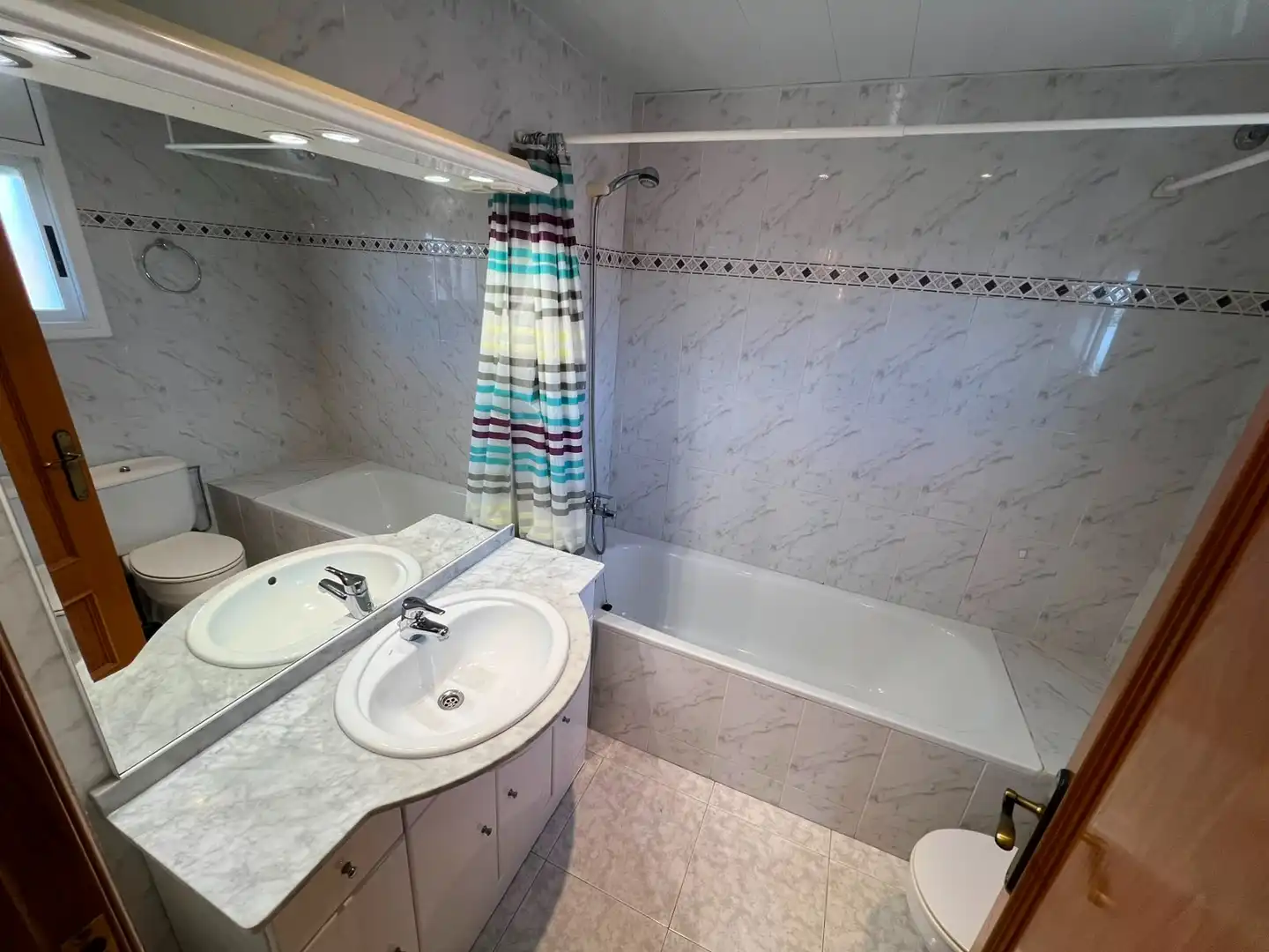 Badezimmer von Haus oder Chalet zum Verkauf in Roda de Berà mit Heizung, Privatgarten und Terrasse