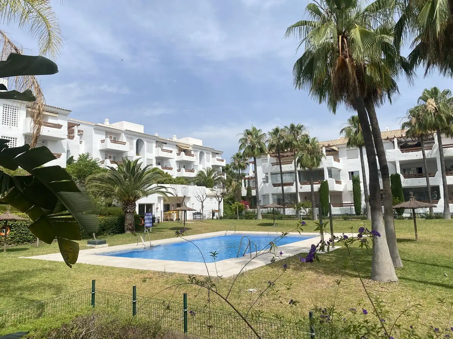 Vista exterior de Apartament en venda en Estepona amb Aire condicionat, Terrassa i Traster