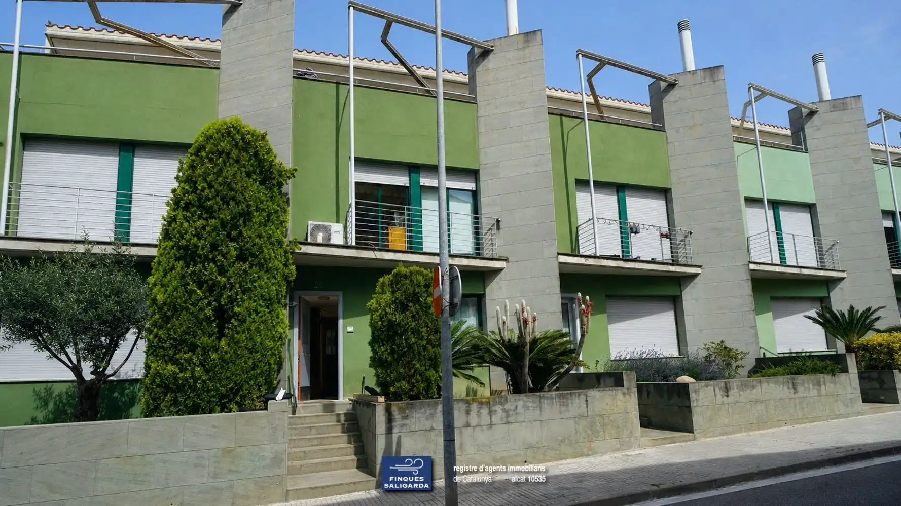 Vista exterior de Casa adosada en venda en La Garriga amb Aire condicionat, Calefacció i Jardí privat