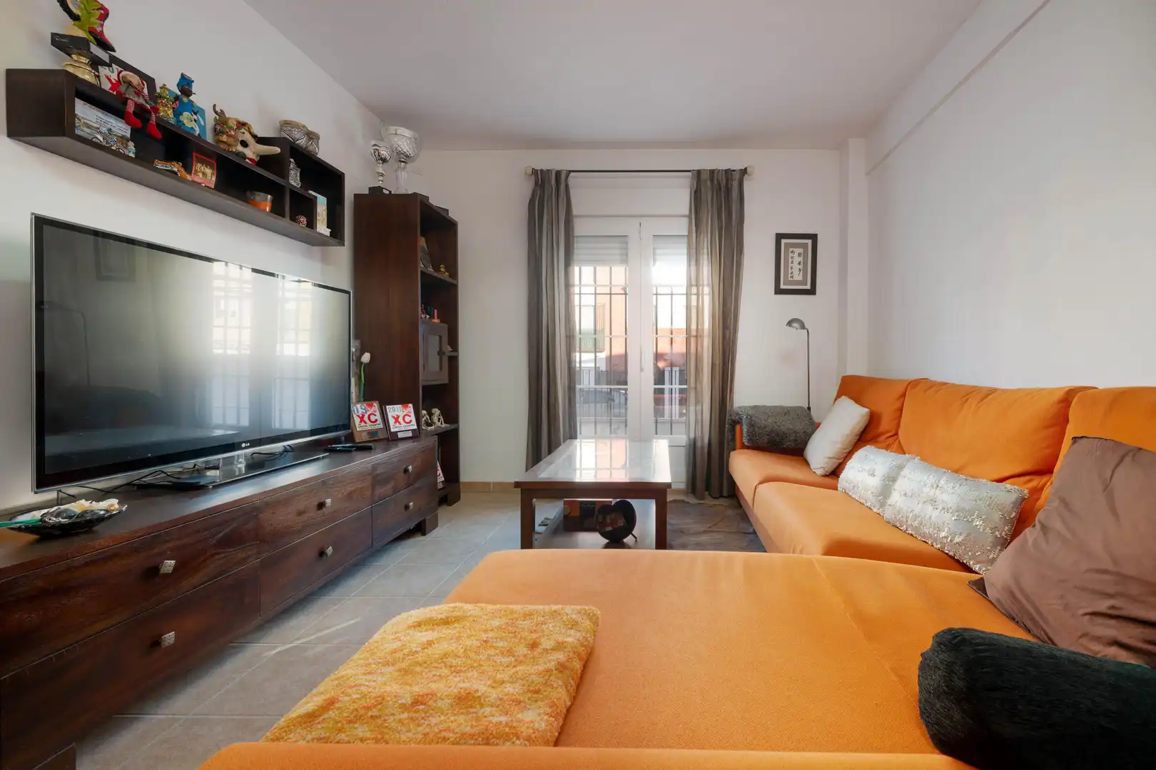 Sala d'estar de Casa adosada en venda en Dos Hermanas amb Aire condicionat, Calefacció i Jardí privat