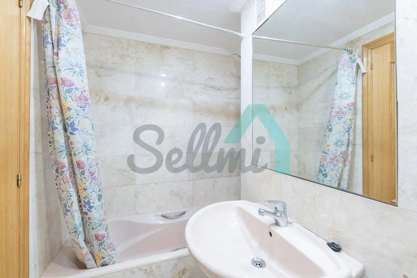 Bathroom of Flat for rent in Oviedo   with Heating, Parquet flooring and Furnished
