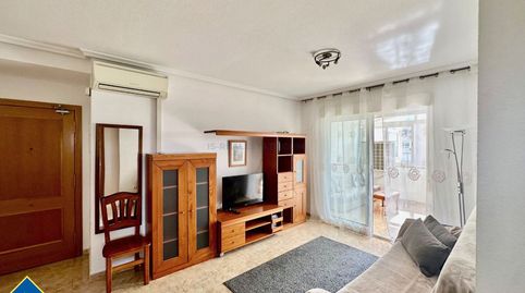 Apartamento con piscina comunitaria, en la provincia de Alicante, en la ciudad de Torrevieja. 2 habitaciones | 76 m² | 800 metros