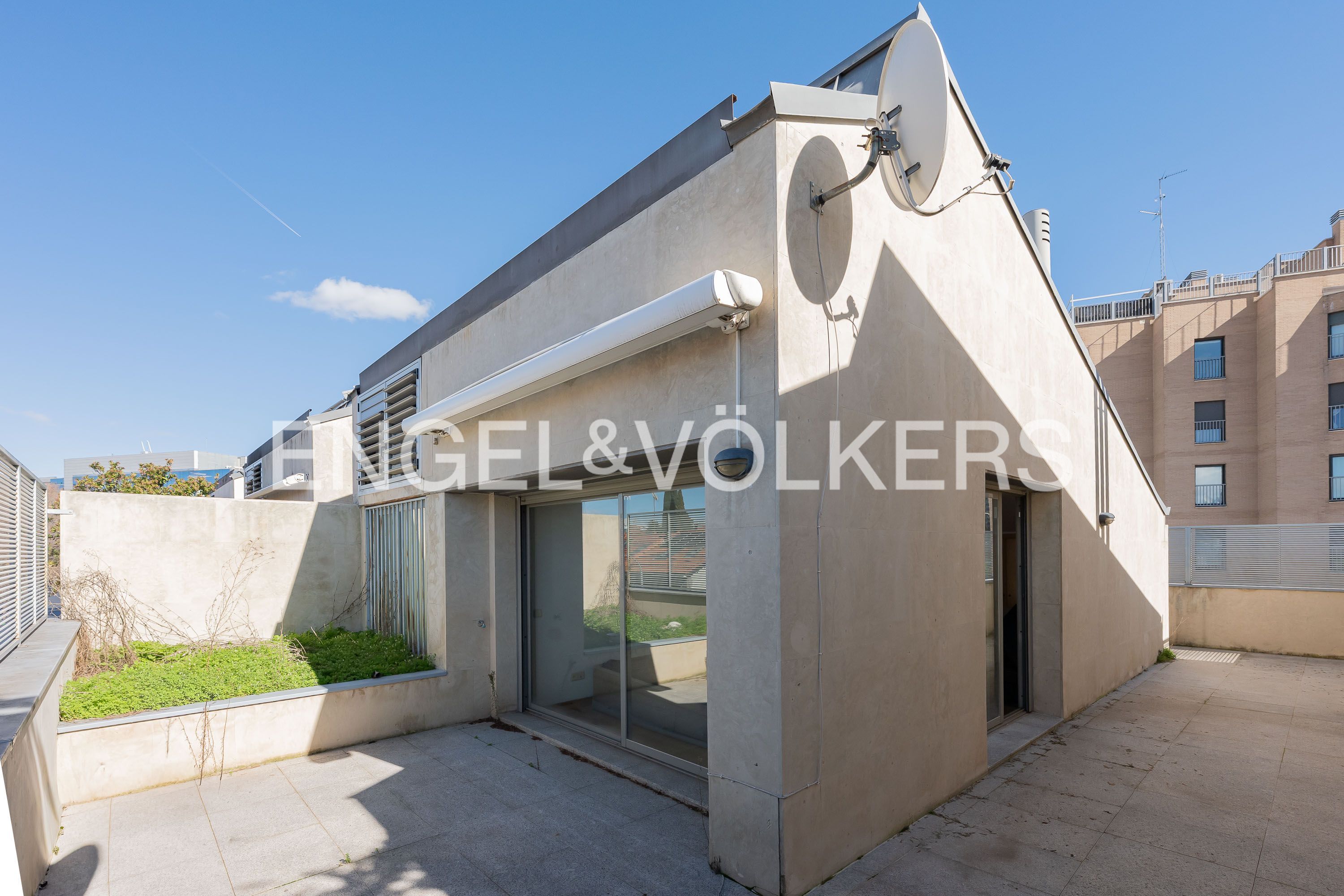 Exterior view of House or chalet for sale in  Madrid Capital  with Air Conditioner, Heating and Terrace