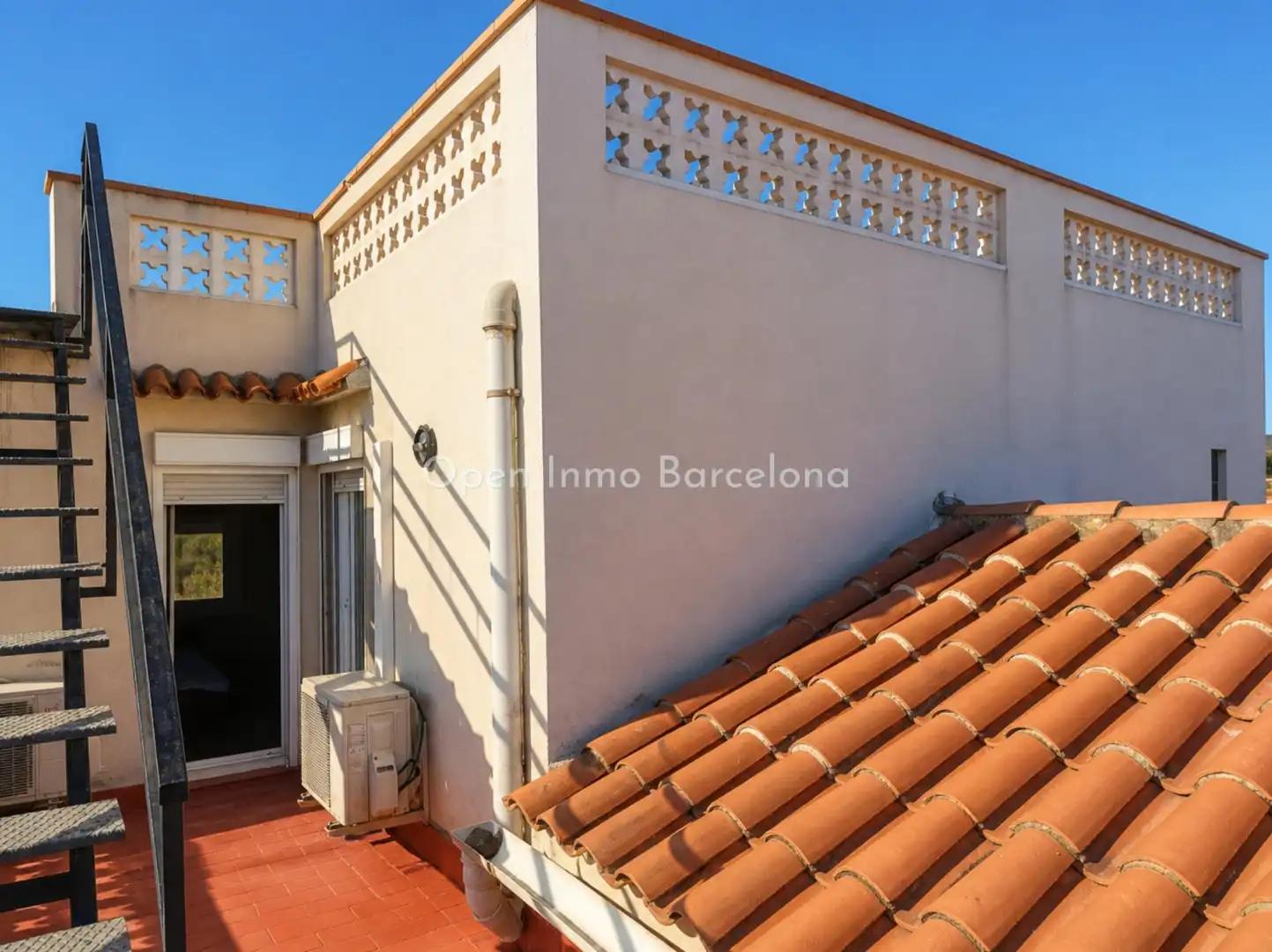 Vista exterior de Finca rústica en venda en Vilanova i la Geltrú amb Aire condicionat, Jardí privat i Terrassa