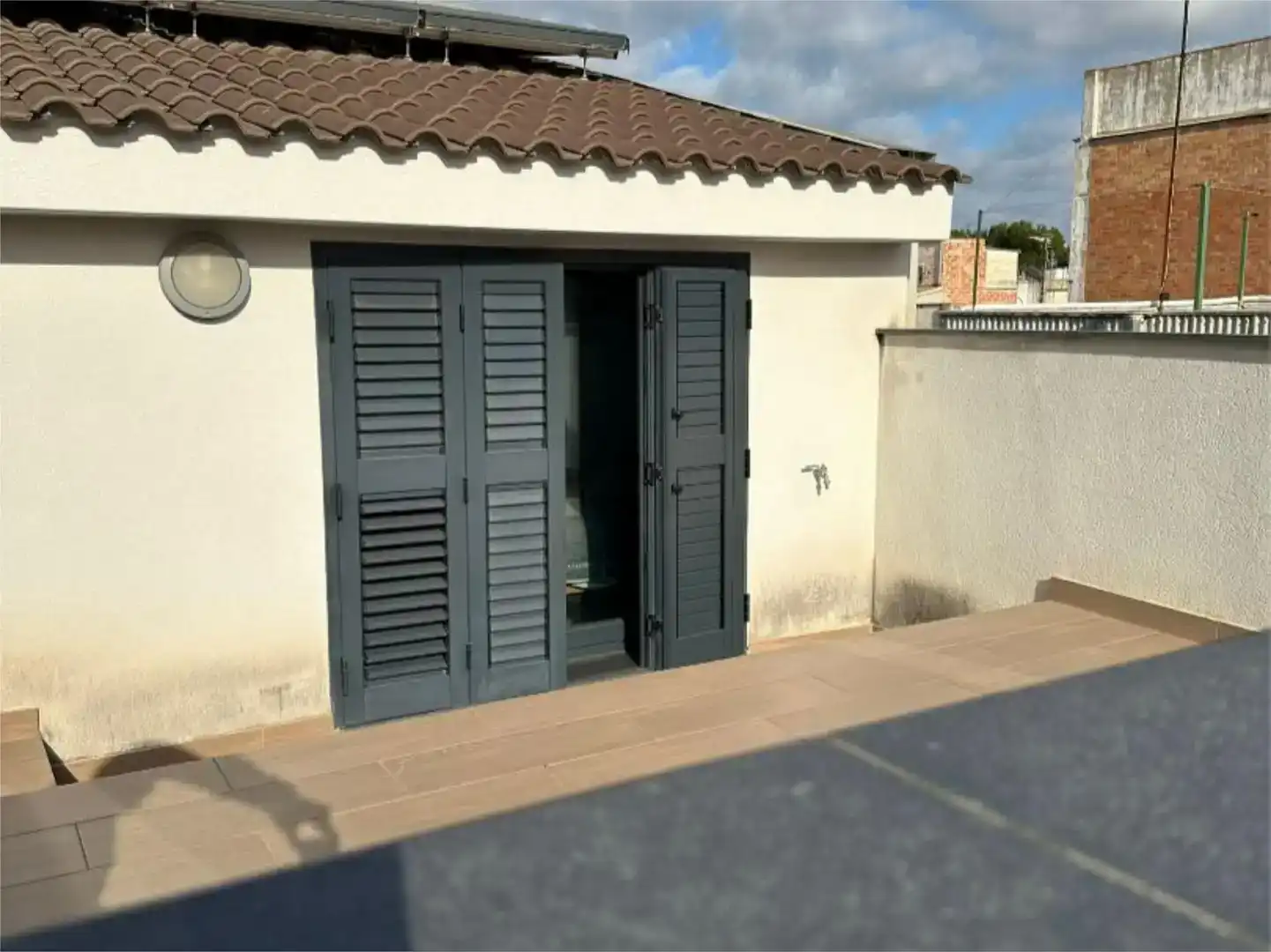 Vista exterior de Casa adosada en venda en Vilanova i la Geltrú amb Aire condicionat
