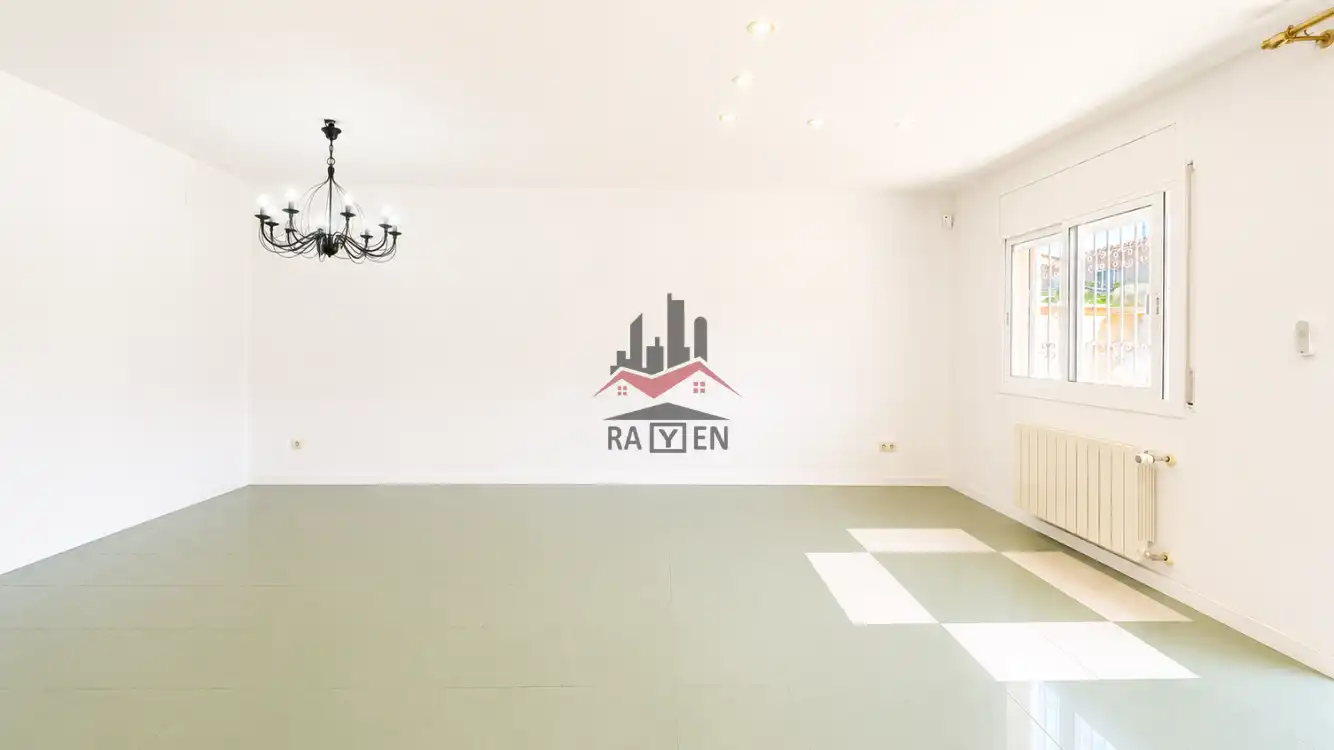 Sala de estar de Casa adosada en venta en Figueres con Calefacción