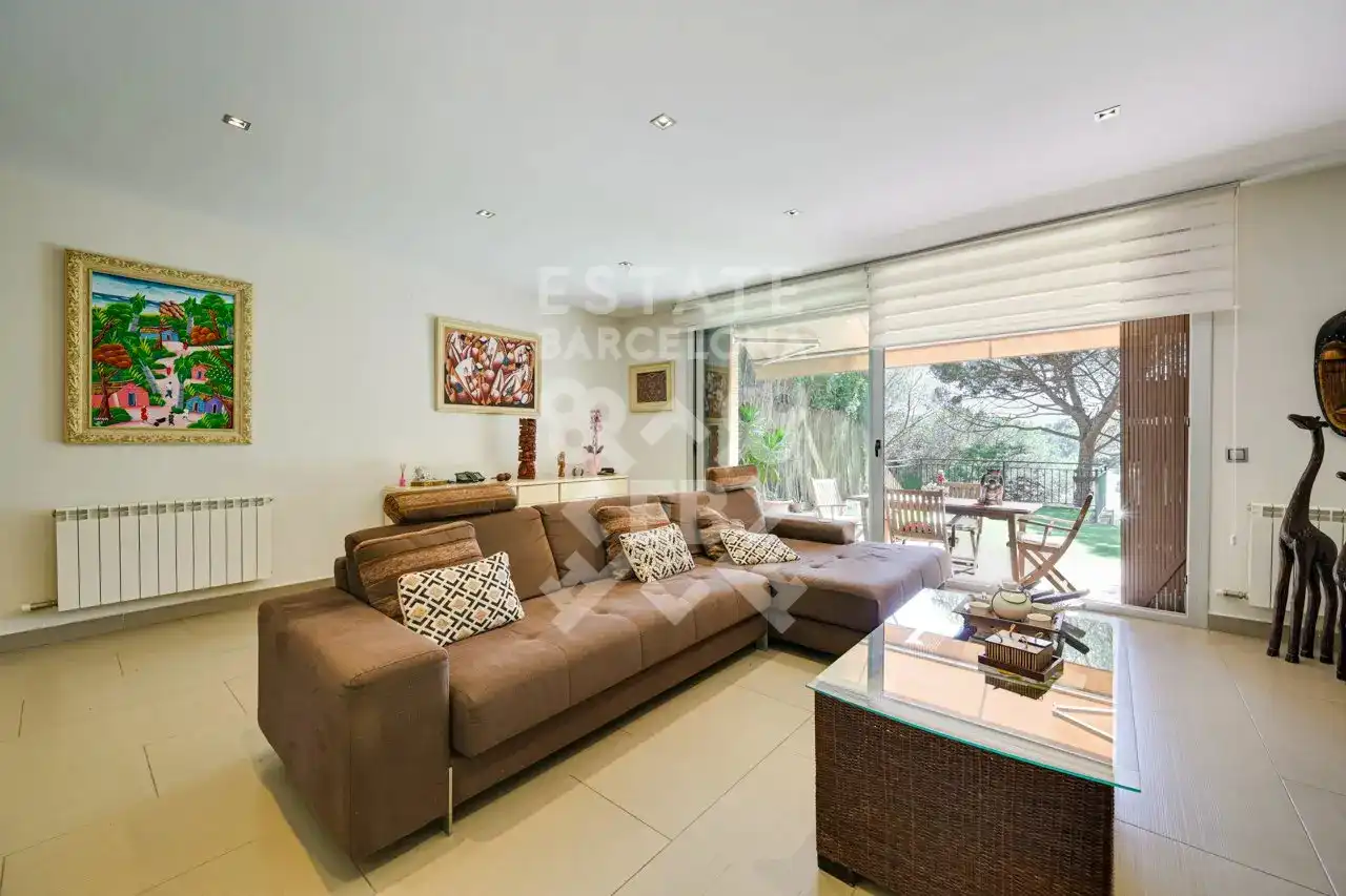 Wohnzimmer von Einfamilien-Reihenhaus zum Verkauf in Mataró mit Klimaanlage, Heizung und Terrasse
