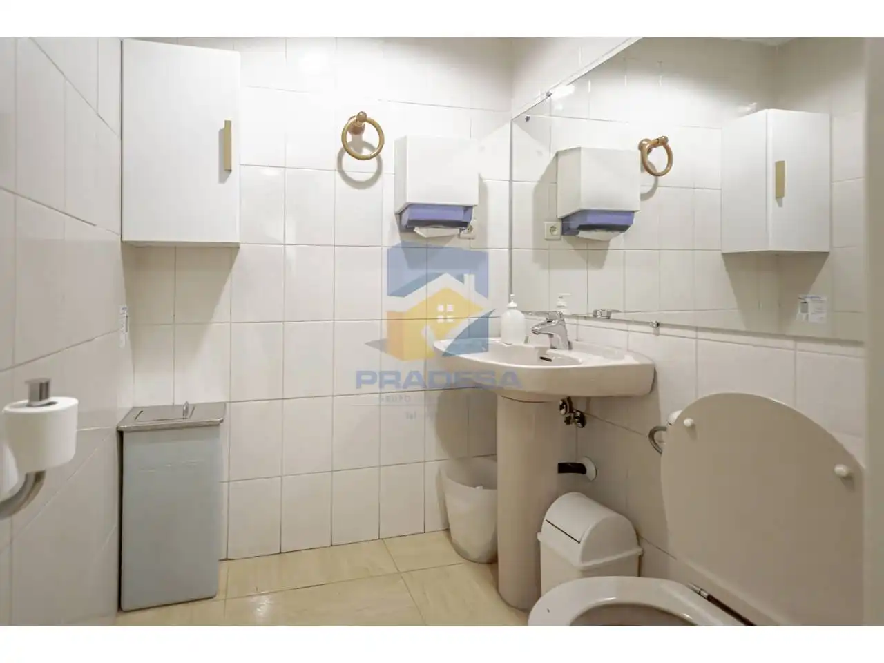 Bathroom of Office for sale in Madrid  with Air Conditioner and Alarm