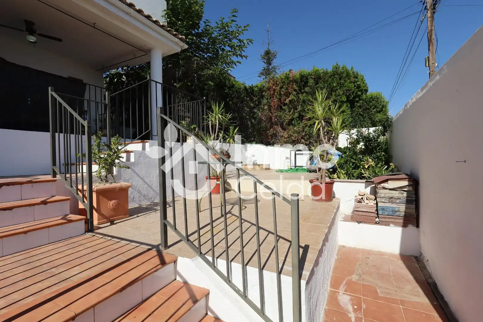 Vista exterior de Casa adosada en venta en Chiva con Calefacción, Jardín privado y Terraza