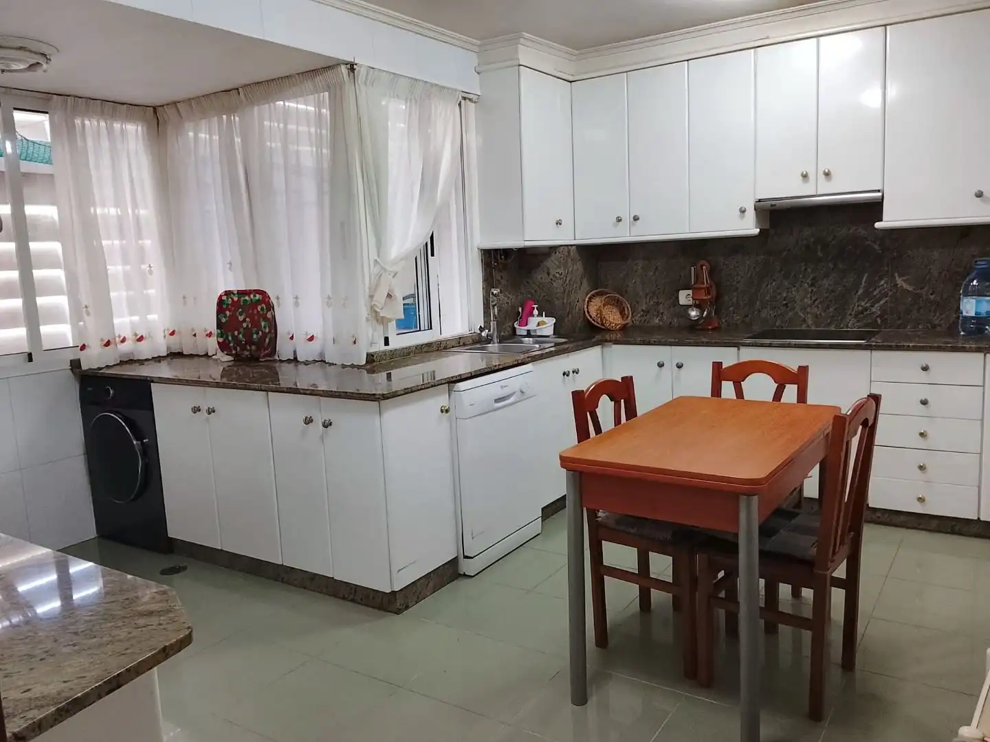 Cocina de Piso en venta en Vigo  con Calefacción, Trastero y Amueblado