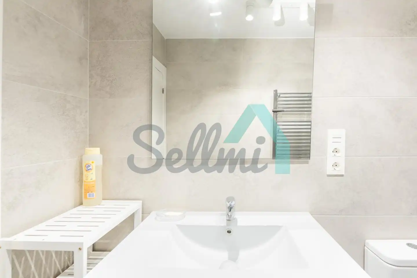 Bathroom of Flat for rent in Gijón   with Heating and Furnished