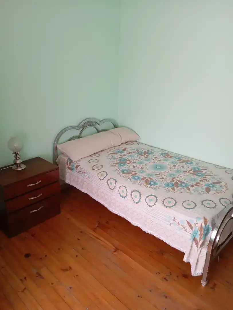 Schlafzimmer von Wohnung zur Miete in Benavides mit Waschmaschine, Mikrowelle und Fernseher