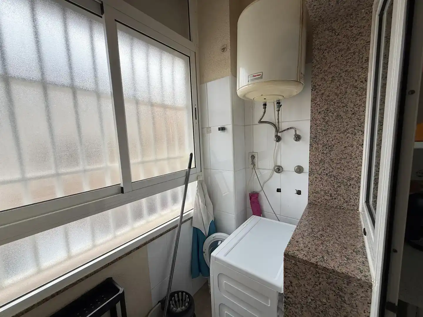 Baño de Piso en venta en Roquetas de Mar con Aire acondicionado, Amueblado y Balcón