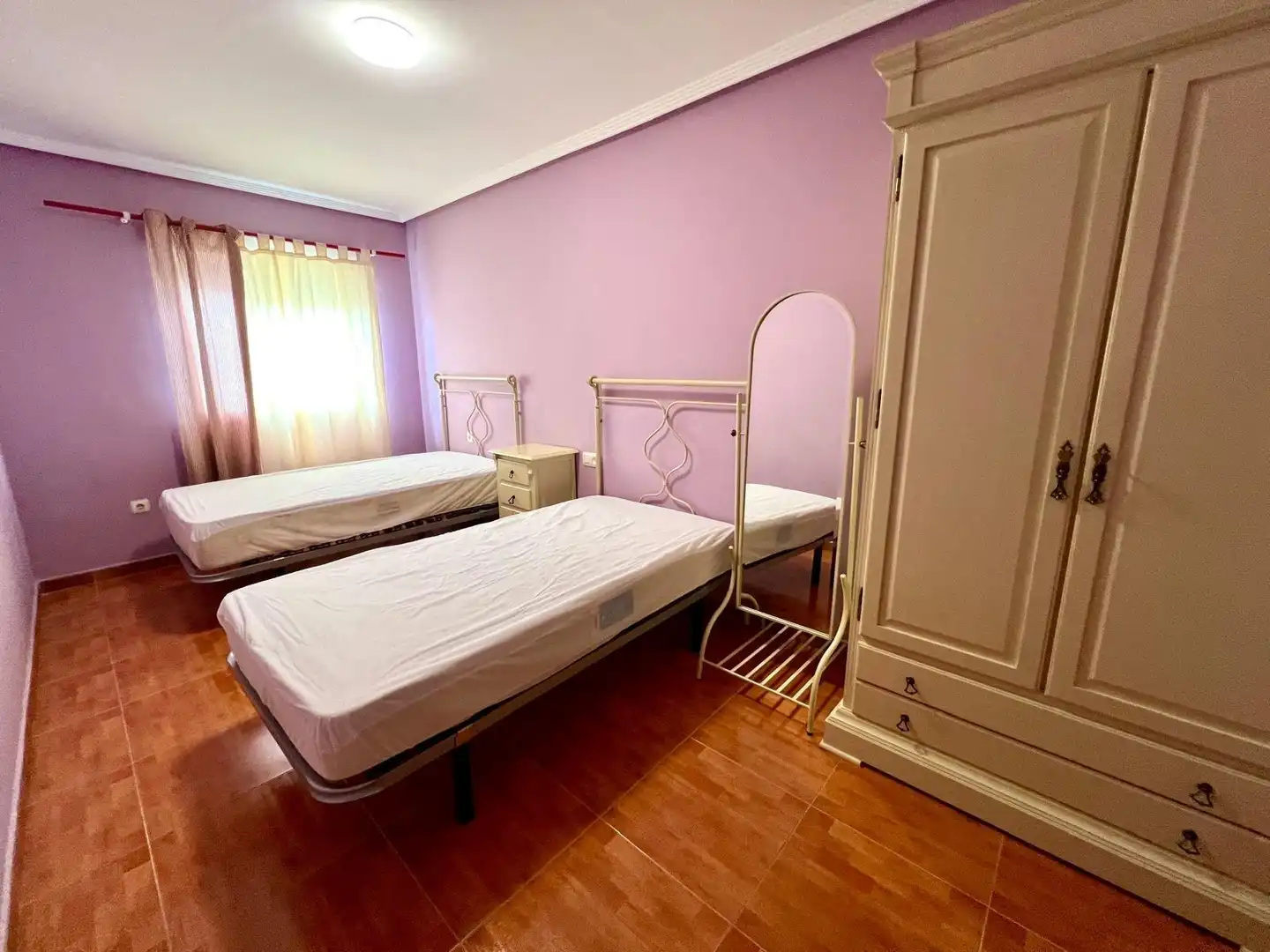 Schlafzimmer von Einfamilien-Reihenhaus zur Miete in Plasencia mit Heizung und Möbliert