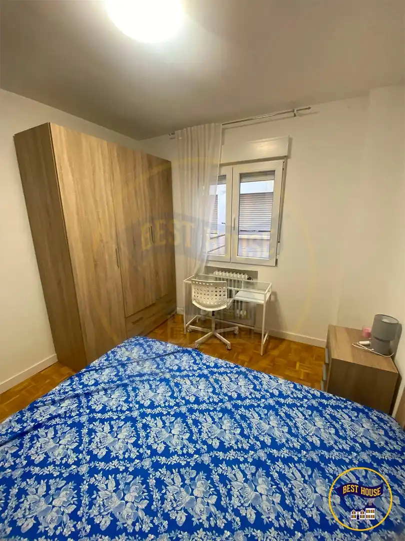 Bedroom of Flat for share in Cuenca  with Air Conditioner, Heating and Parquet flooring