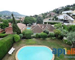 Piscina de Casa o xalet en venda en Cabrils amb Calefacció