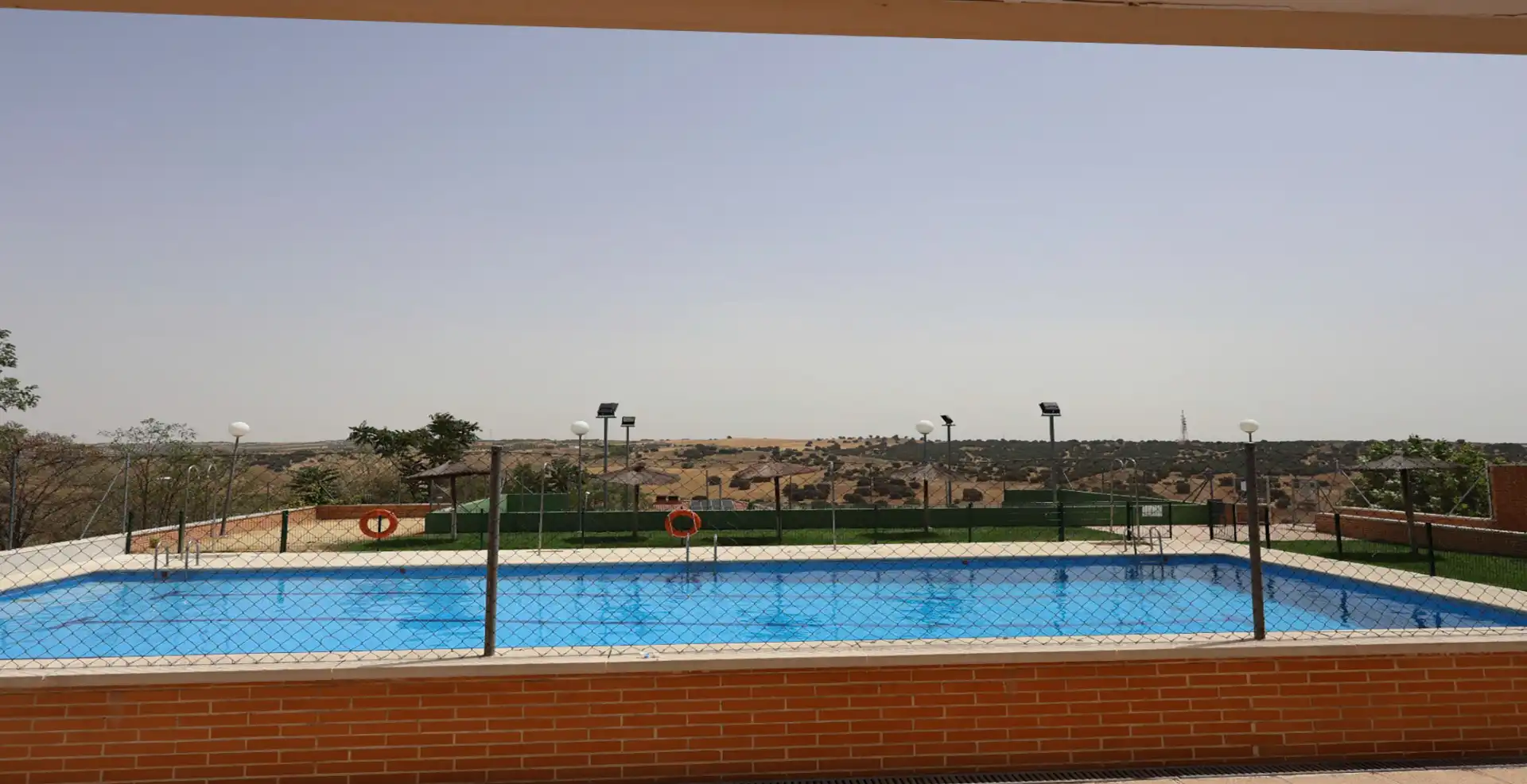 Piscina de Casa adosada en venda en Toledo amb Jardí privat, Terrassa i Traster
