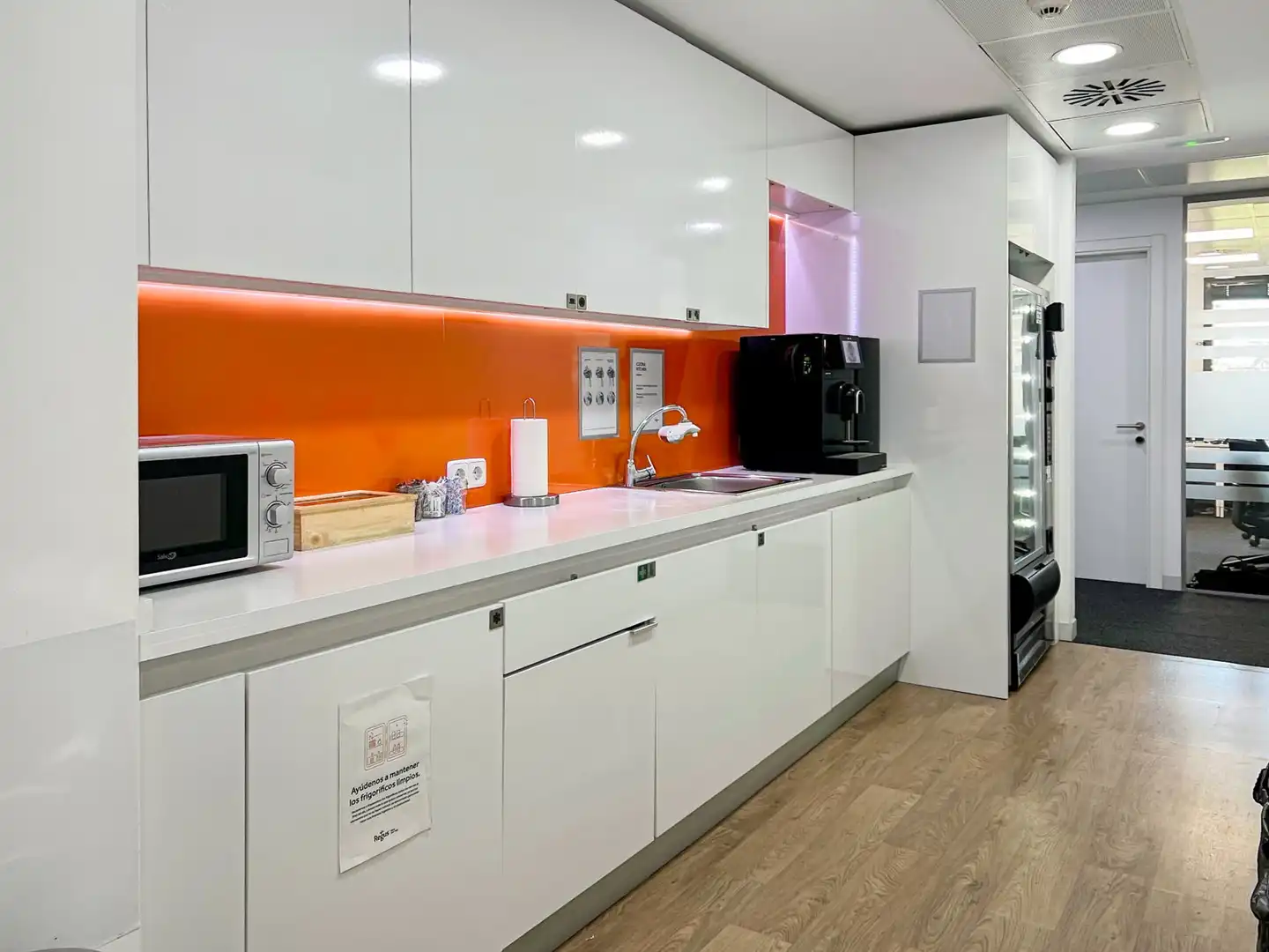 Cocina de Oficina de alquiler en Barcelona con Aire acondicionado, Calefacción y Amueblado