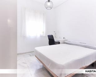 Bedroom of Apartment to share in  Sevilla Capital  with Oven, Washing machine and Microwave