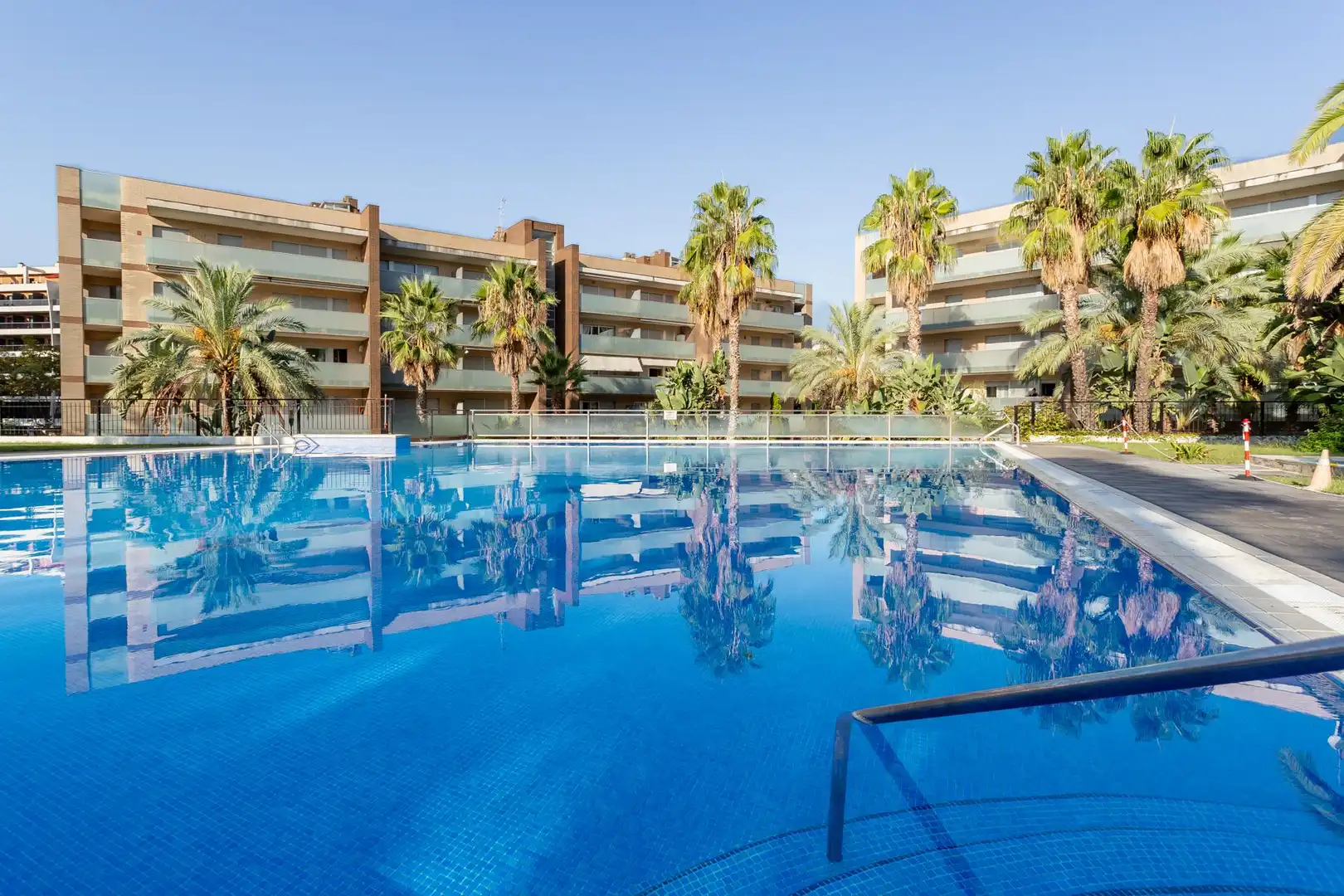 Piscina de Ático en venta en Salou con Aire acondicionado, Calefacción y Jardín privado