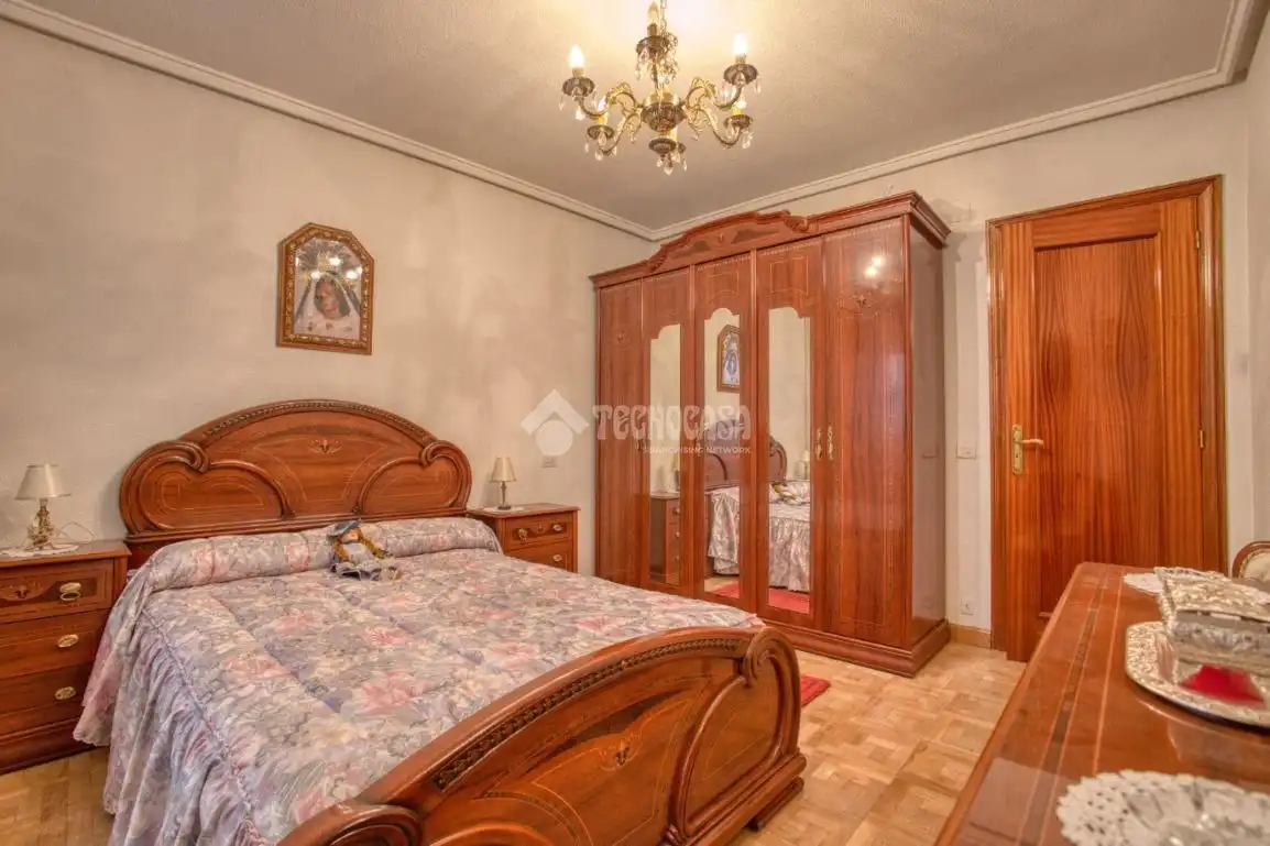 Schlafzimmer von Wohnung zum Verkauf in Salamanca mit Heizung, Abstellraum und Möbliert