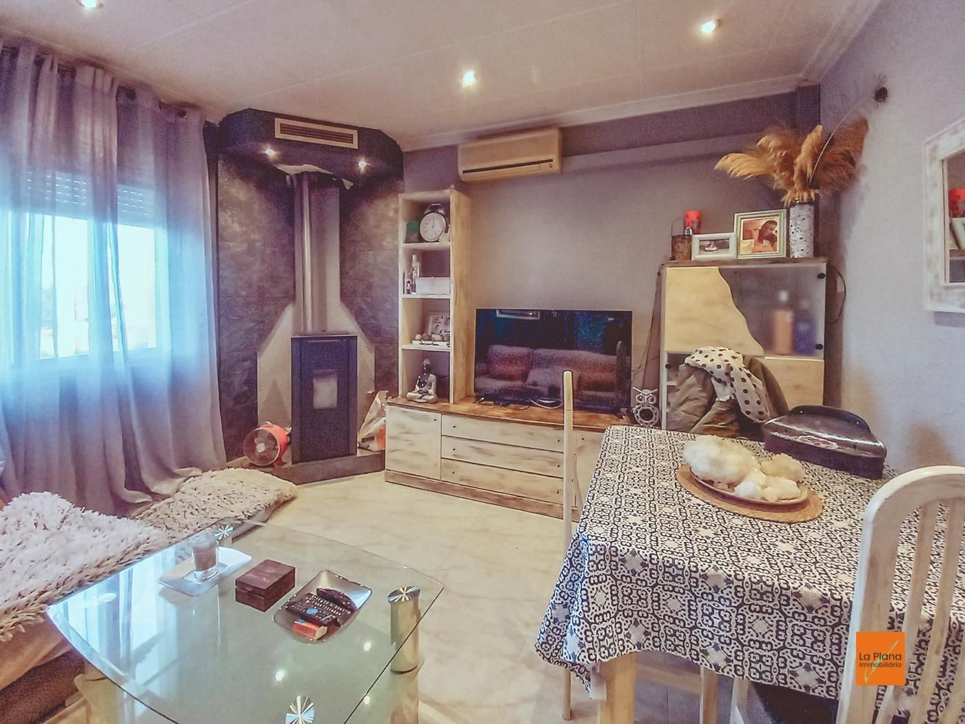Sala d'estar de Casa adosada en venda en Sant Jaume d'Enveja amb Calefacció, Jardí privat i Terrassa