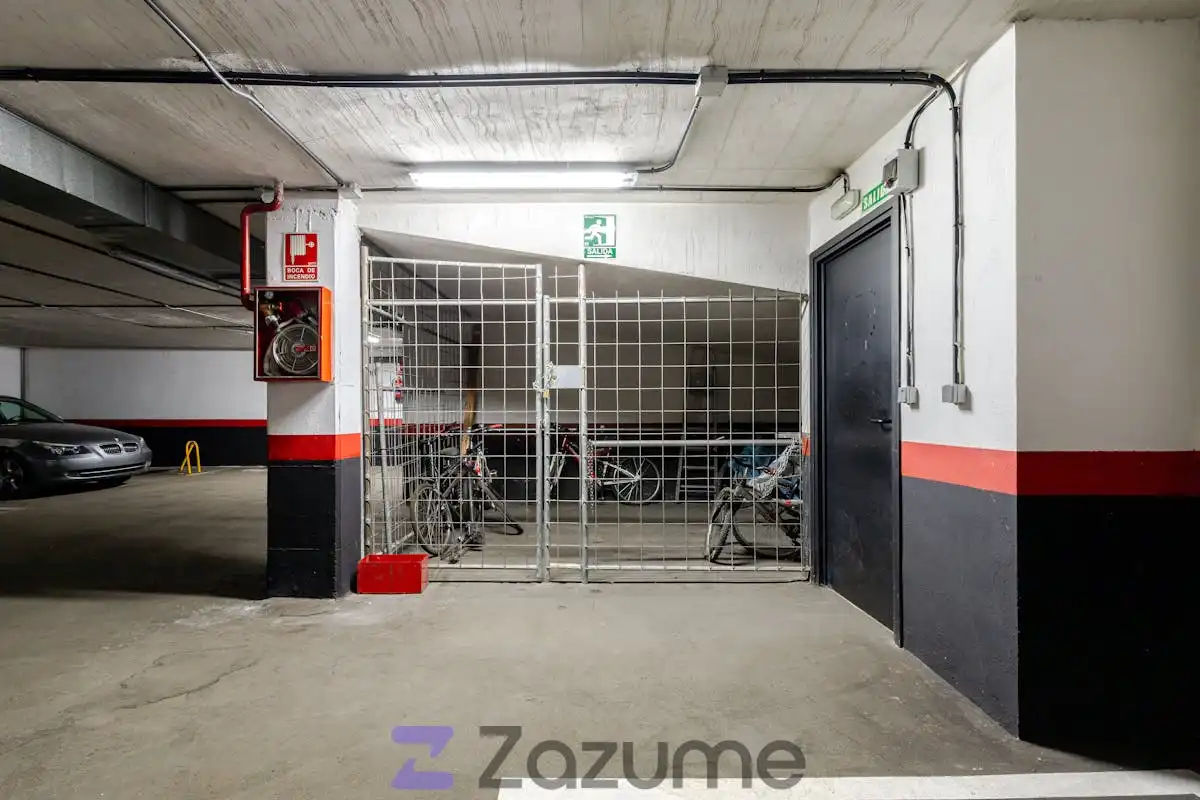 Parking de Piso de alquiler en Madrid con Aire acondicionado, Calefacción y Piscina
