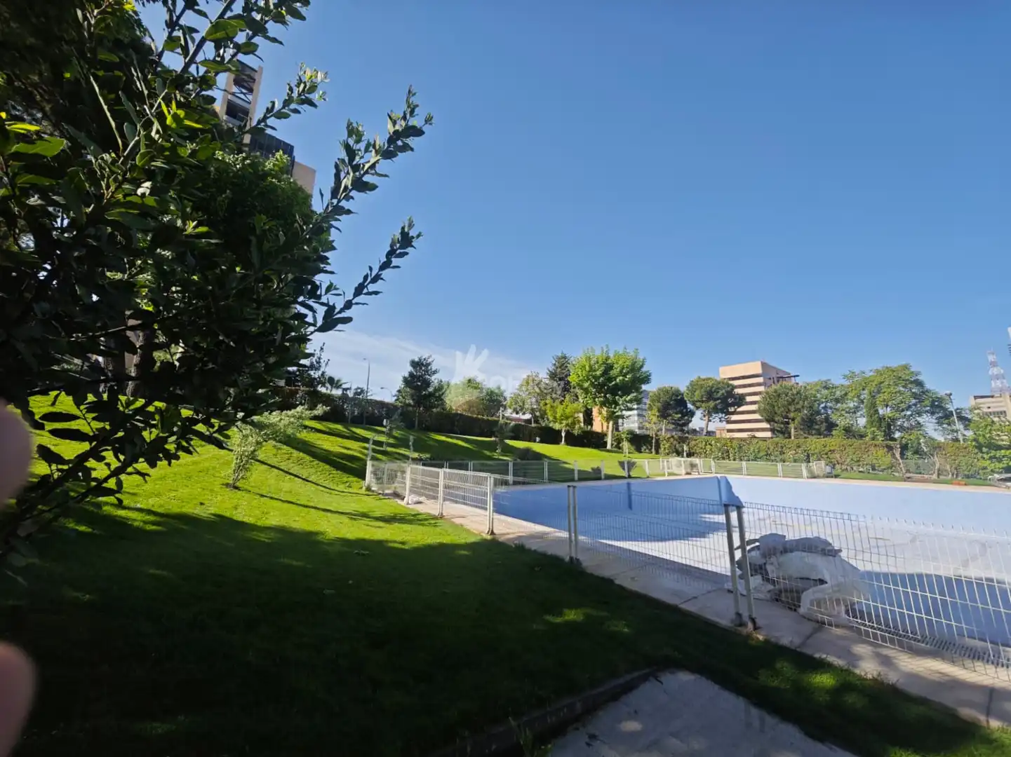 Piscina de Local en venta en Madrid con Aire acondicionado