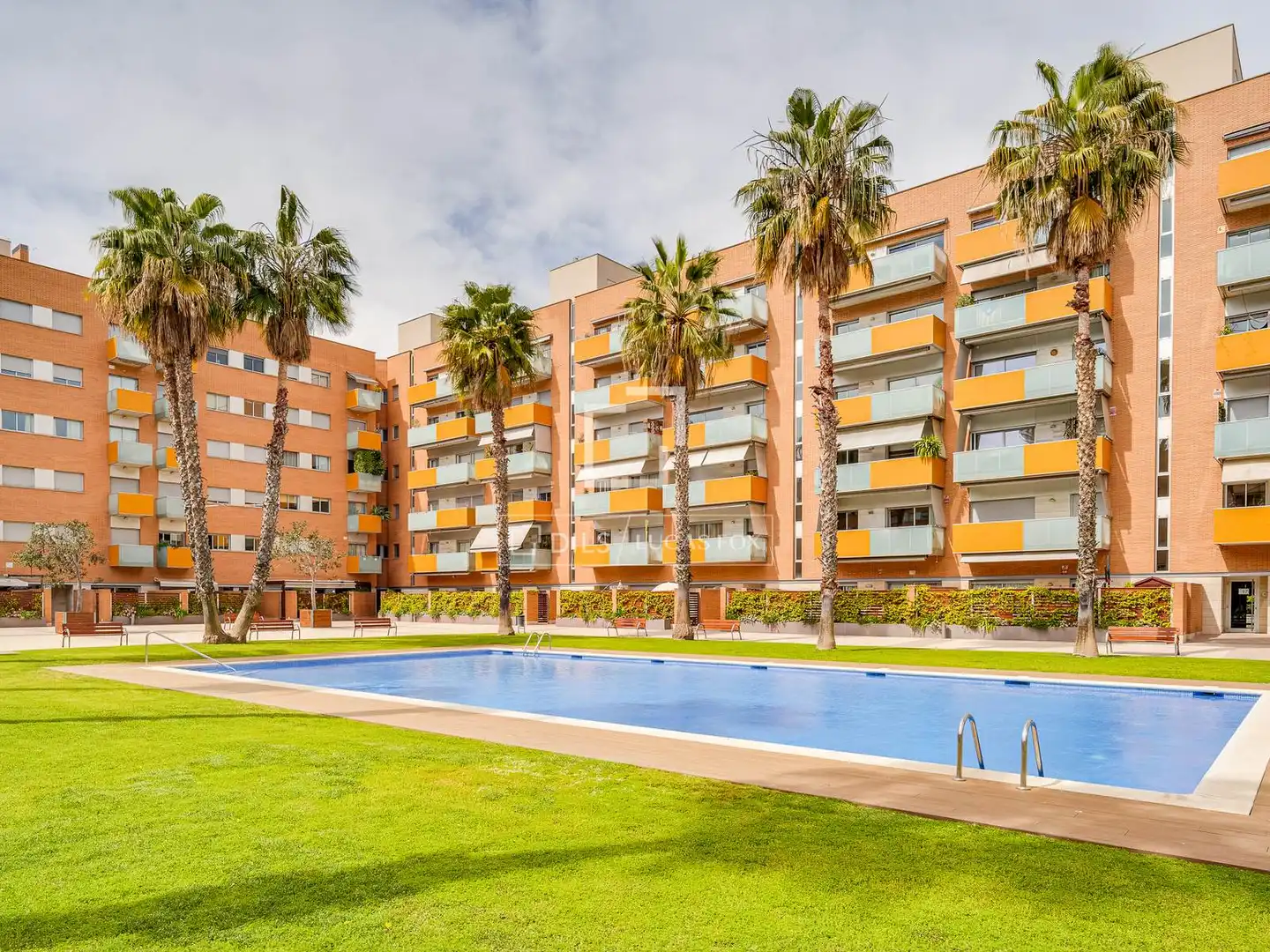 Vista exterior de Pis en venda en Barcelona amb Aire condicionat, Parquet i Piscina
