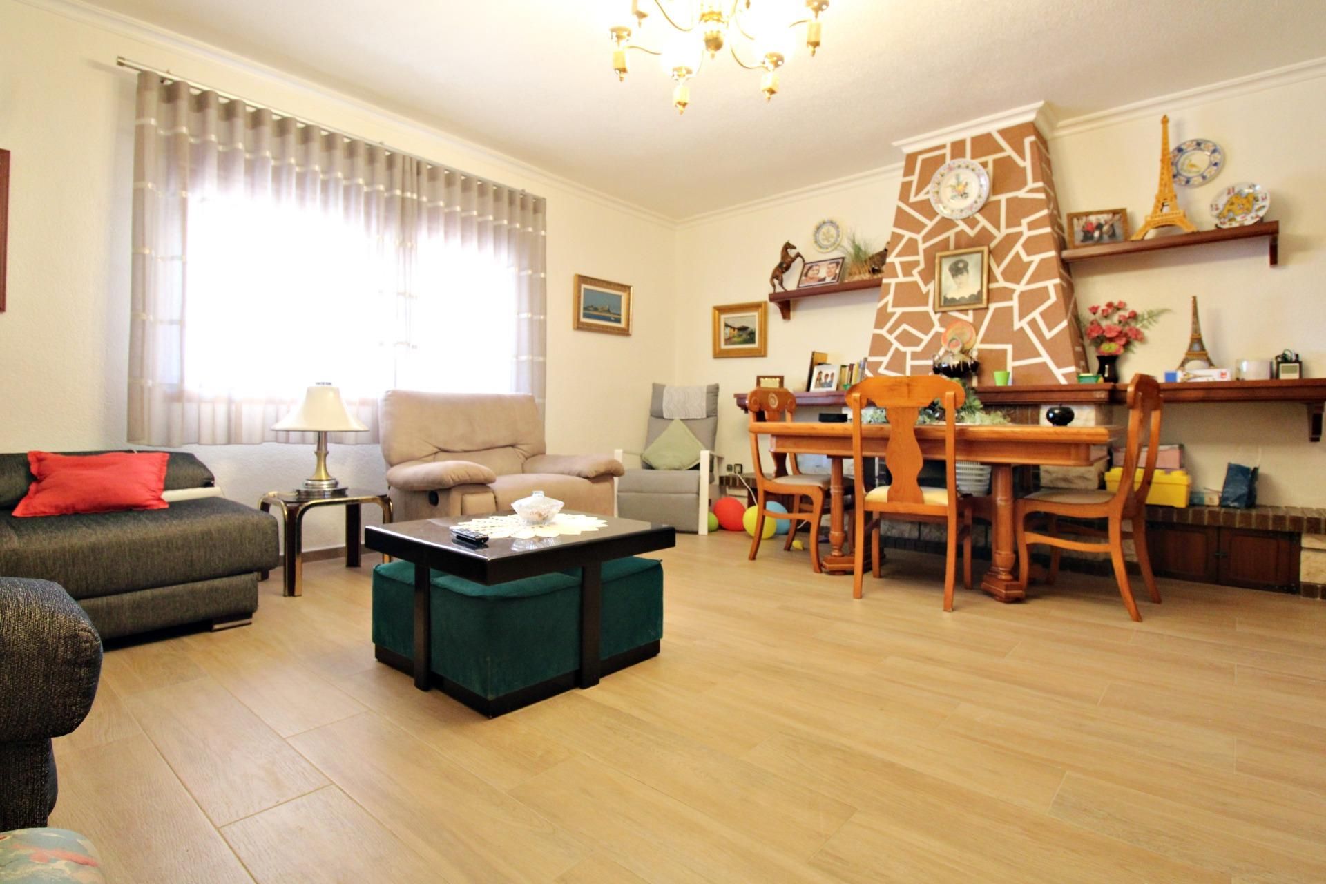Sala d'estar de Casa o xalet en venda en Alicante / Alacant amb Aire condicionat, Calefacció i Jardí privat