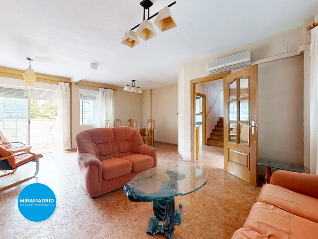 Sala d'estar de Casa adosada en venda en Torres de la Alameda amb Aire condicionat