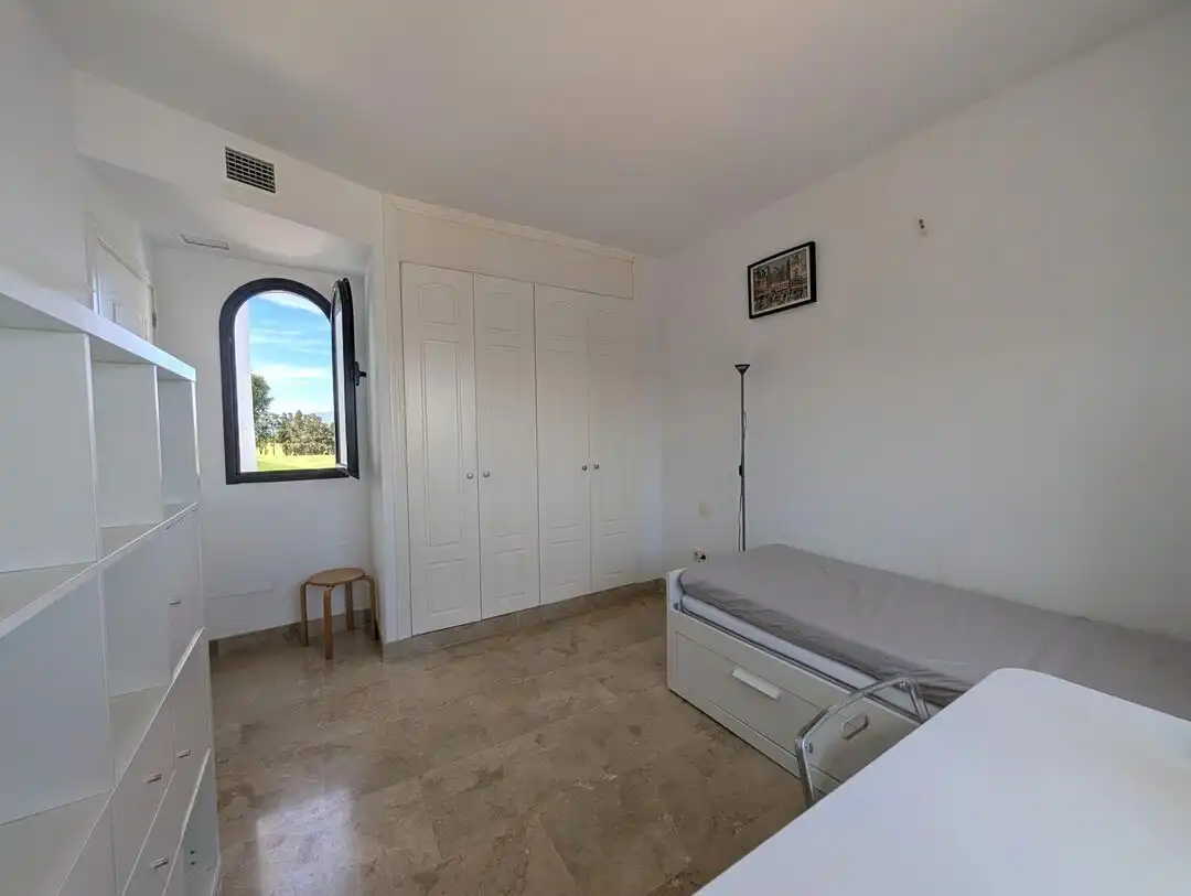 Schlafzimmer von Einfamilien-Reihenhaus zur Miete in La Alcaidesa mit Klimaanlage, Heizung und Privatgarten