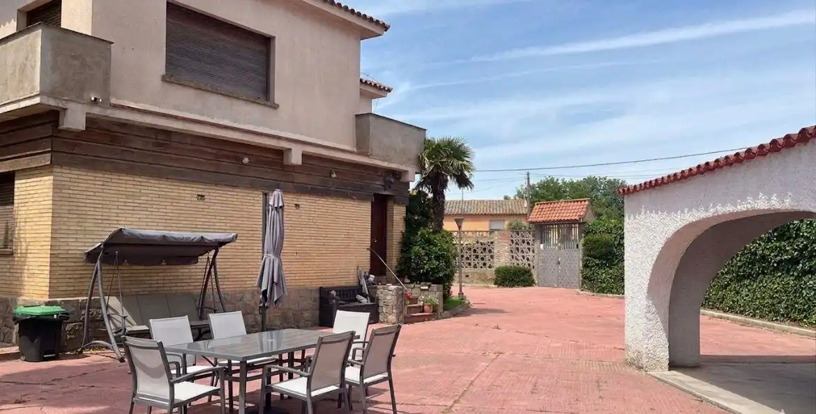 Vista exterior de Casa o xalet en venda en Zaragoza amb Aire condicionat, Calefacció i Jardí privat
