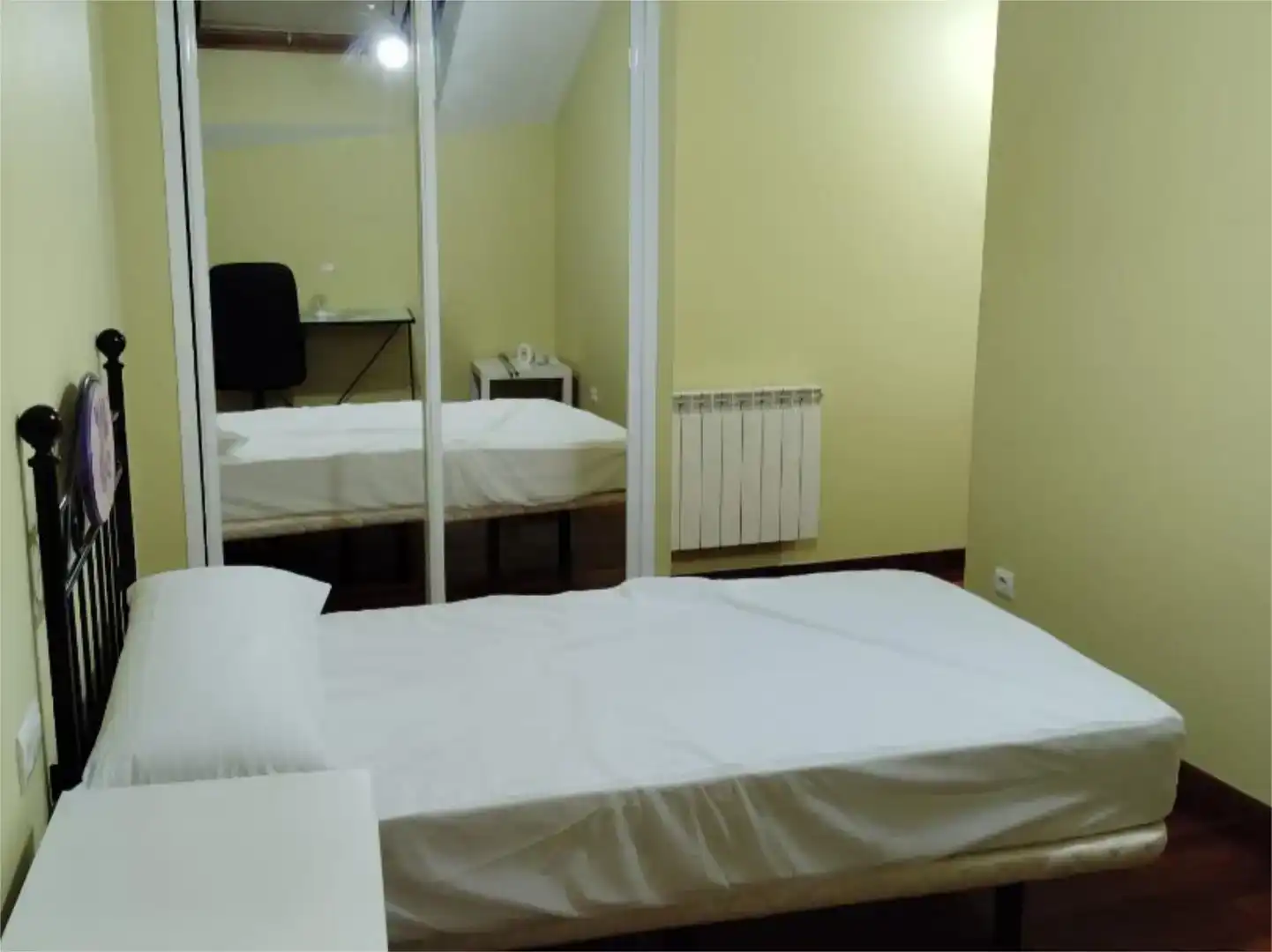 Schlafzimmer von Dachboden zur Miete in Pontevedra Capital  mit Parkett, Abstellraum und Möbliert