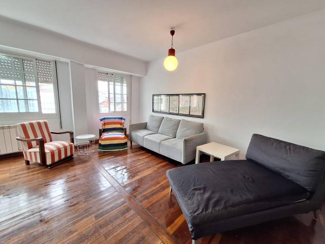 Piso en Alquiler en Rúa República De El Salvador en Ensanche - Sar