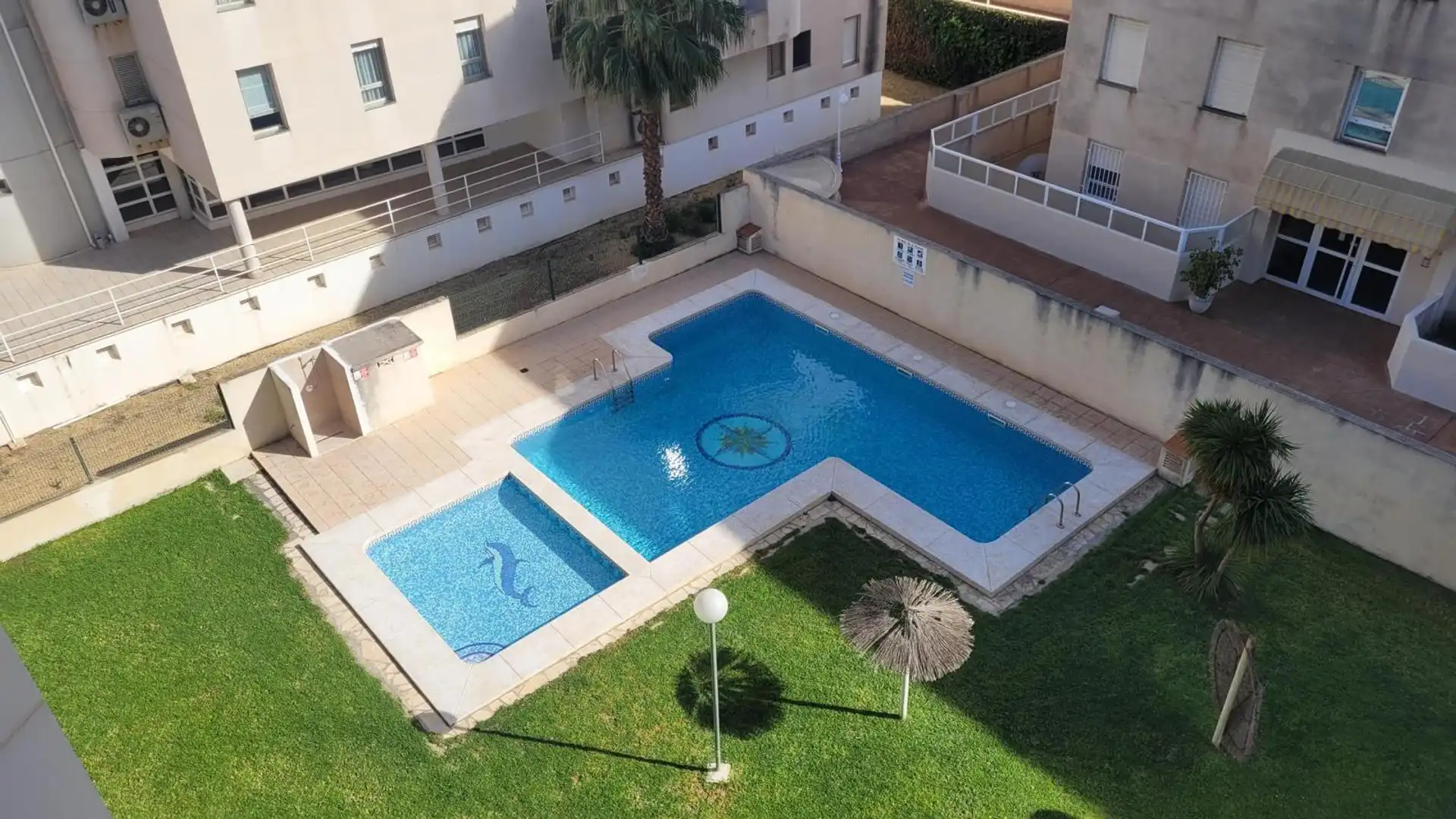 Piscina de Ático en venta en L'Alfàs del Pi con Aire acondicionado, Terraza y Amueblado