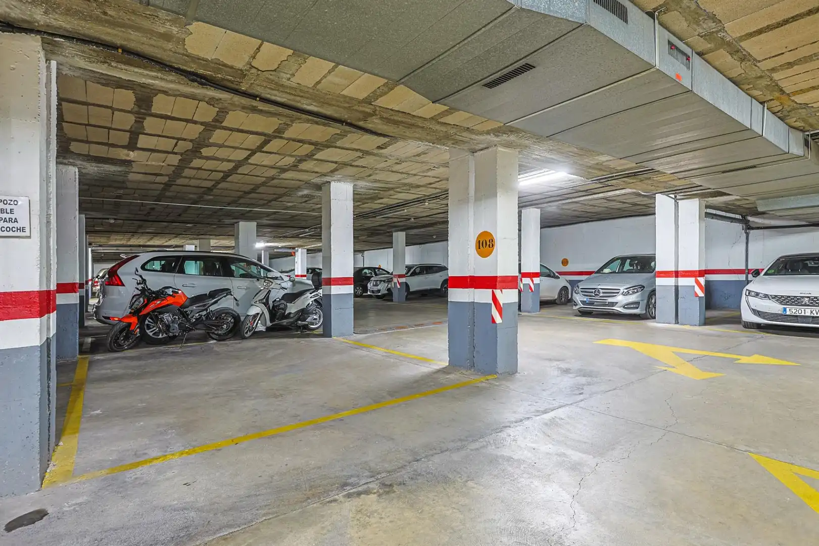 Parking of Flat for sale in Sevilla  with Air Conditioner and Furnished