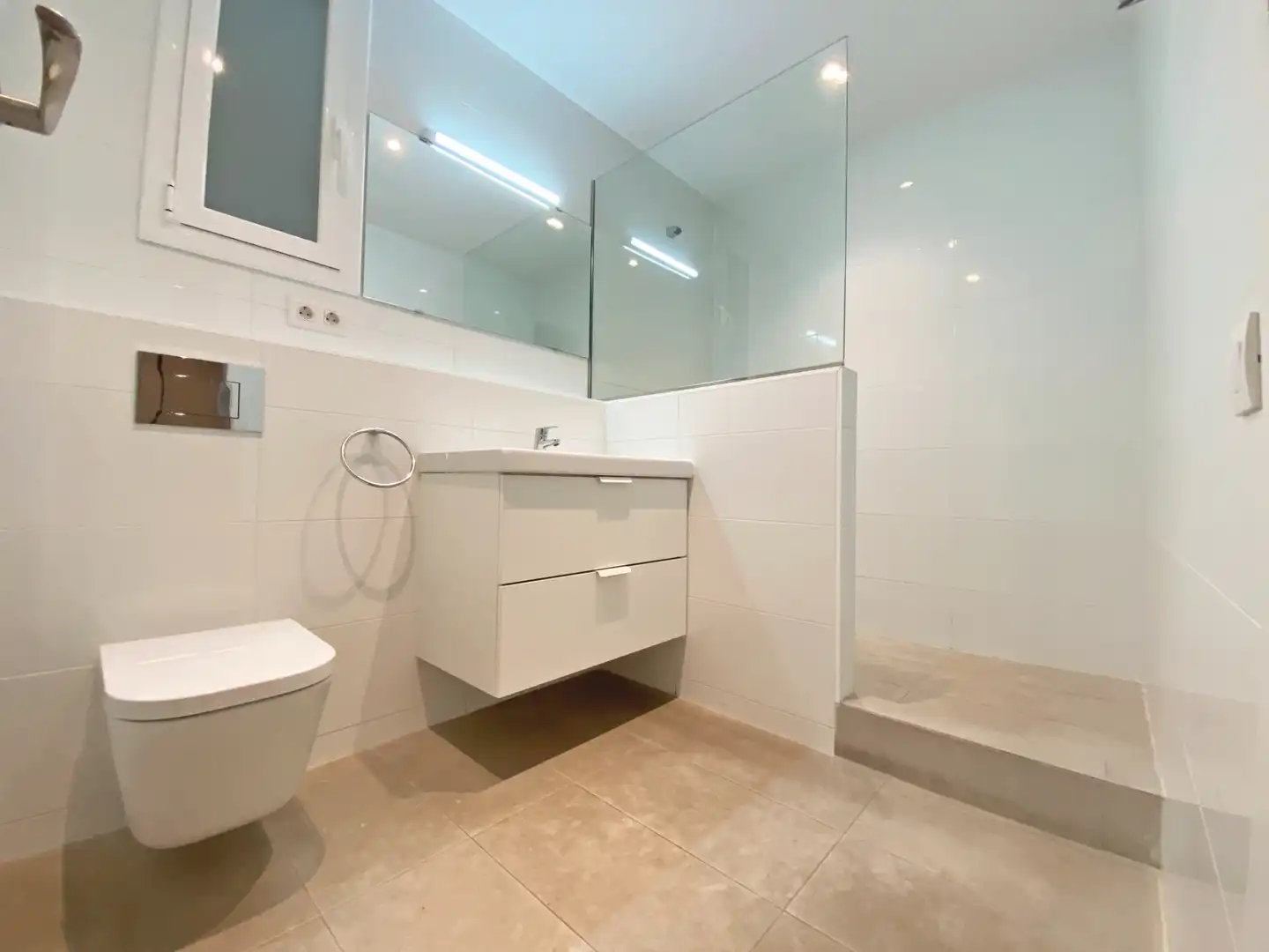 Baño de Piso de alquiler en Barcelona con Aire acondicionado, Calefacción y Amueblado