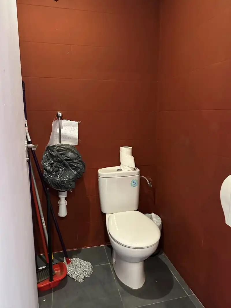 Baño de Local de alquiler en Gandia con Terraza y Alarma