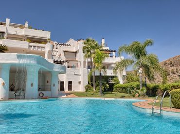 Apartament amb balcó en venda a Benahavís pueblo