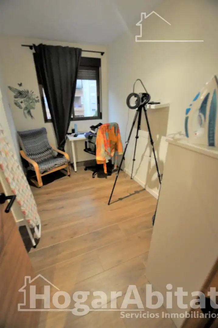 Bedroom of Flat for sale in Valencia  with Air Conditioner, Heating and Furnished