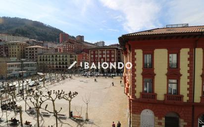 Vista exterior de Pis en venda en Eibar amb Balcó