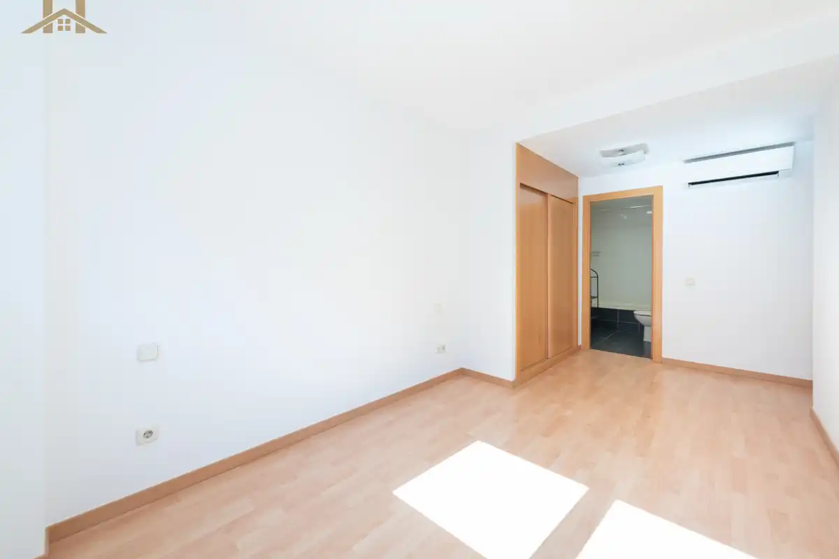 Flat for sale in Pinto  with Air Conditioner, Heating and Storage room
