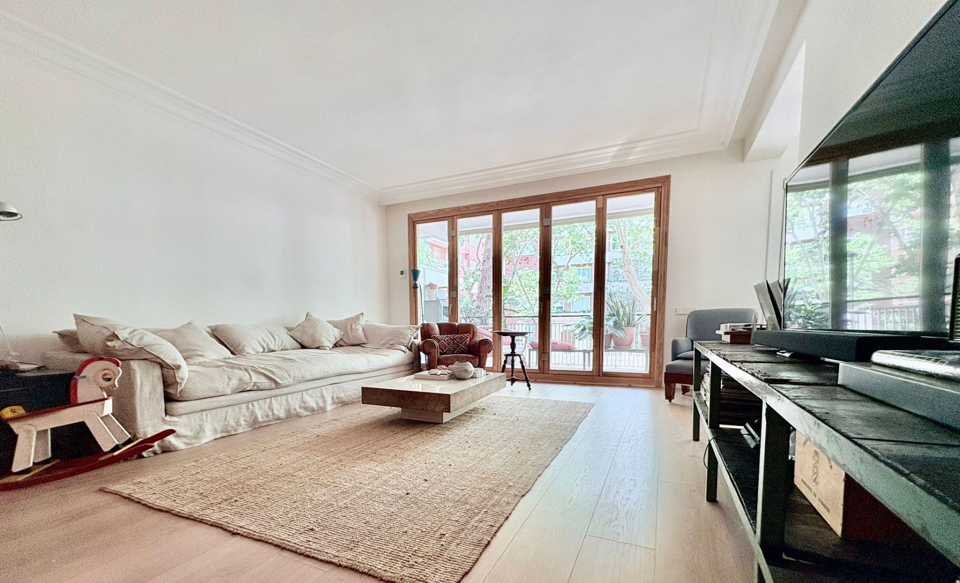 Living room of Flat for sale in  Barcelona Capital  with Air Conditioner, Heating and Parquet flooring