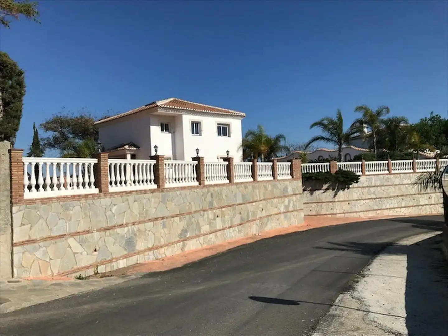 Außenansicht von Einfamilien-Reihenhaus zum Verkauf in Mijas mit Klimaanlage, Terrasse und Abstellraum