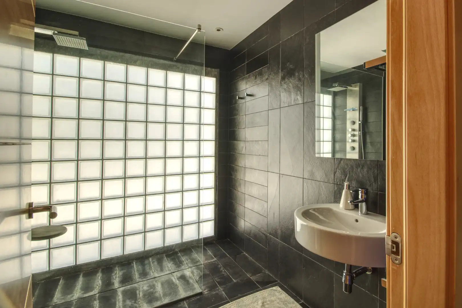 Badezimmer von Haus oder Chalet zum Verkauf in Sant Cugat del Vallès mit Klimaanlage, Heizung und Privatgarten