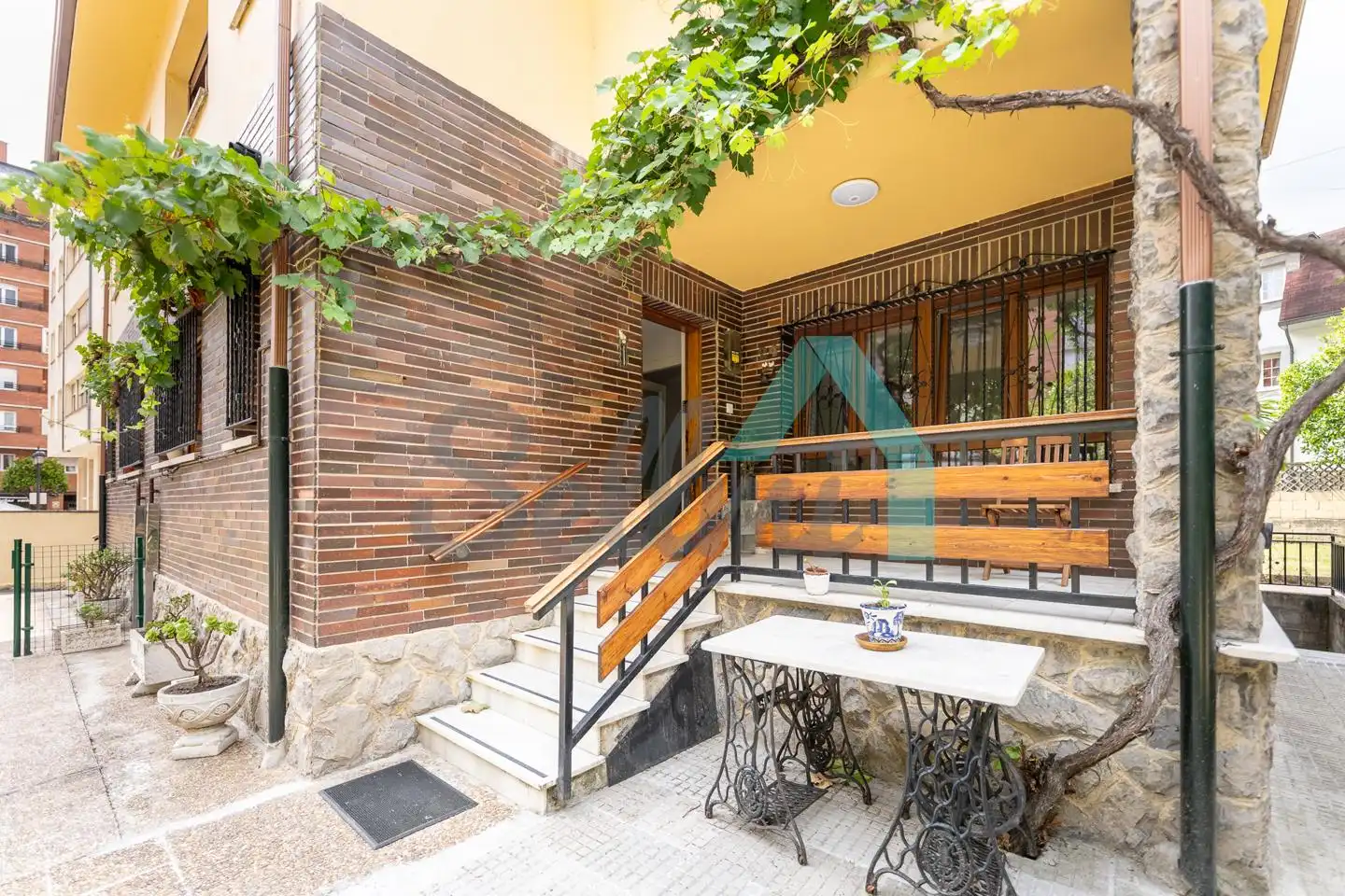 Terrassa de Casa adosada de lloguer en Oviedo  amb Calefacció, Jardí privat i Parquet
