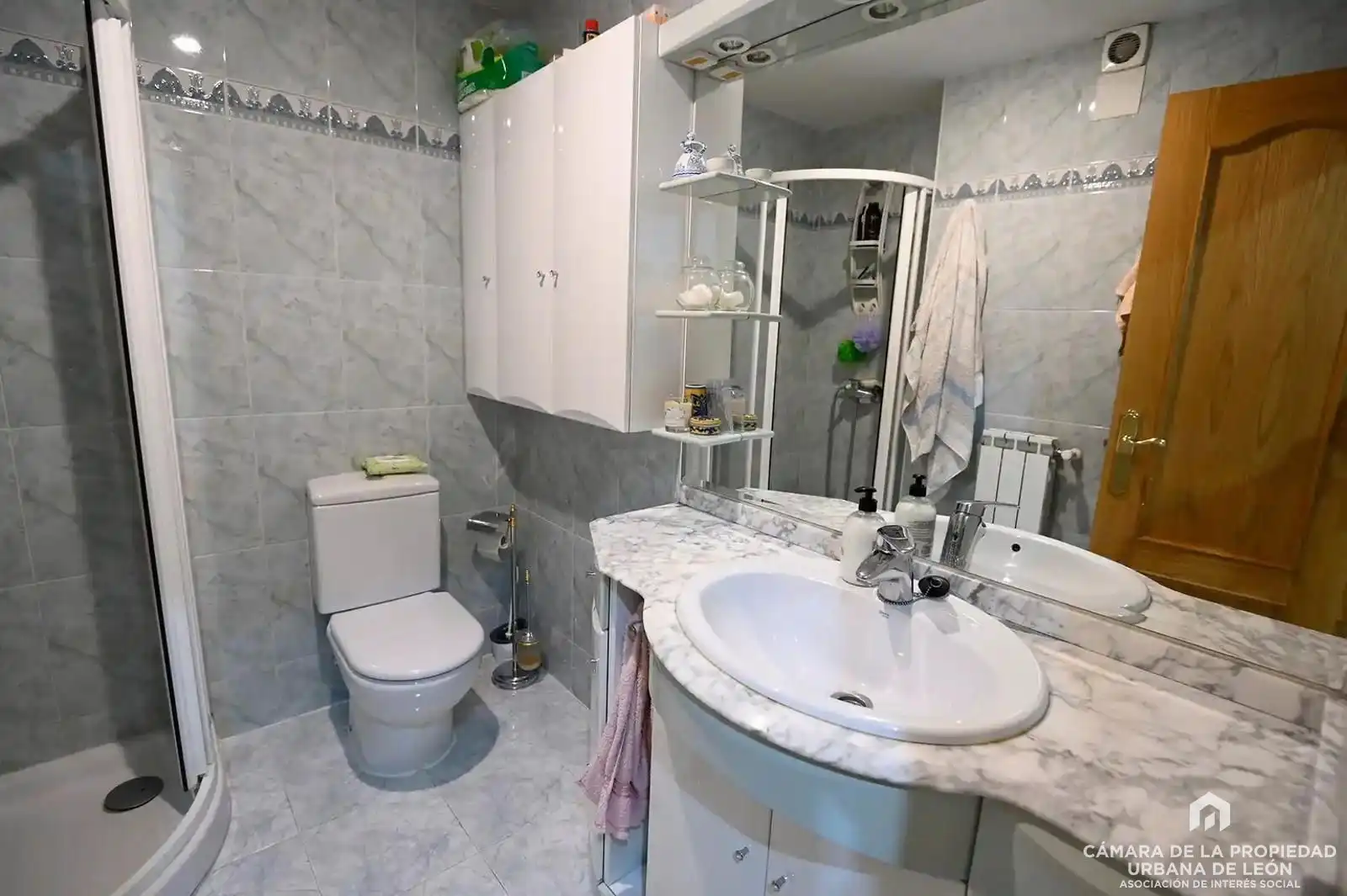 Badezimmer von Wohnung zum Verkauf in Población de Arroyo mit Heizung, Terrasse und Abstellraum