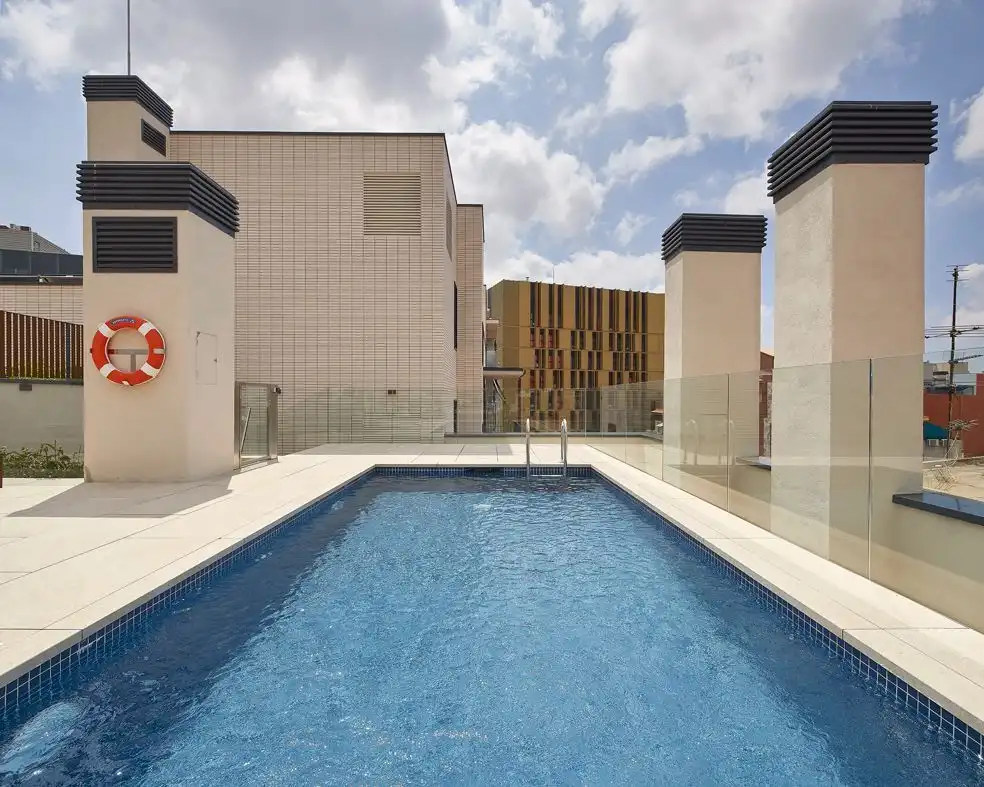 Piscina de Pis de lloguer en L'Hospitalet de Llobregat amb Aire condicionat, Calefacció i Parquet