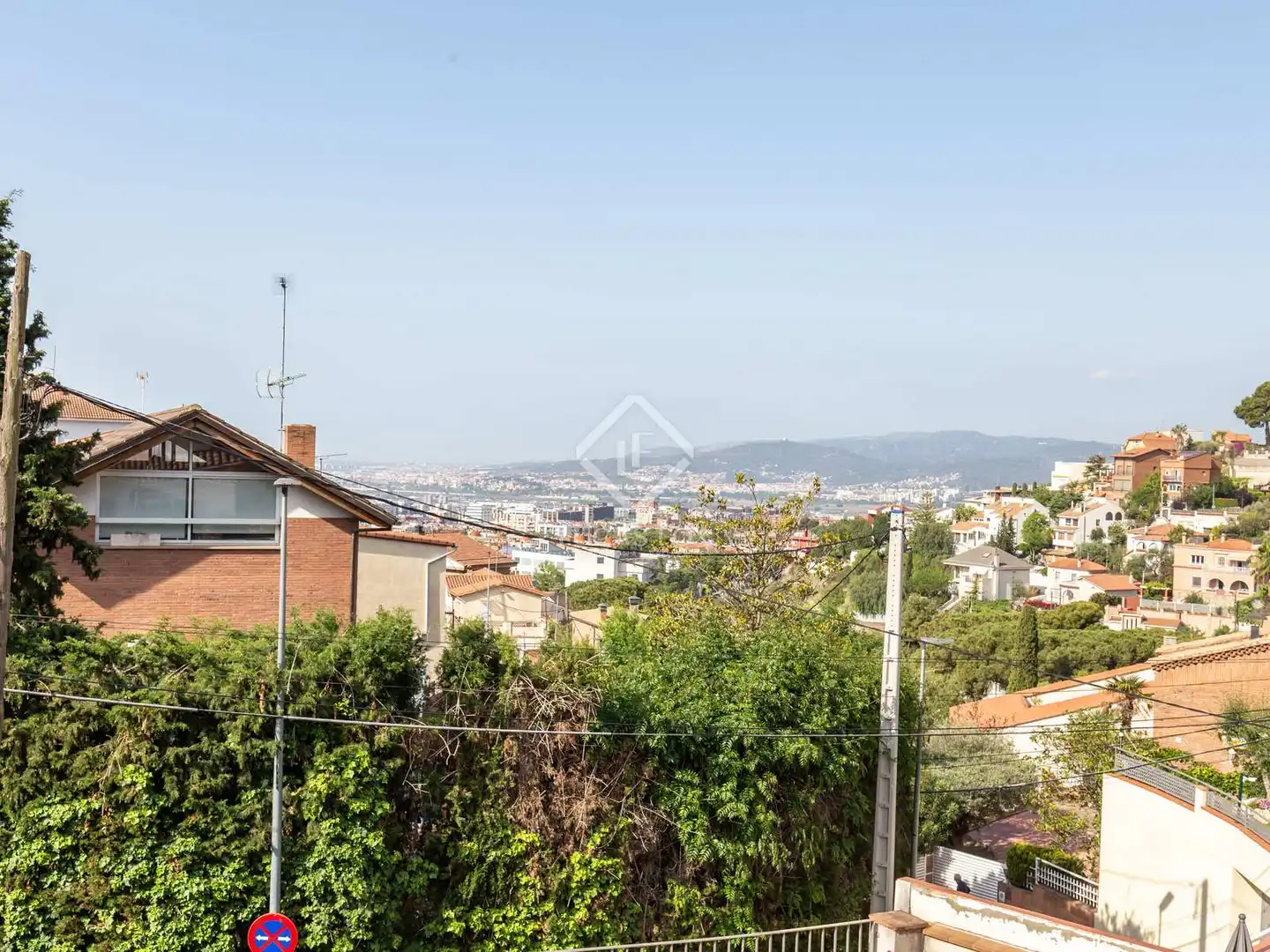 Vista exterior de Casa o xalet en venda en Esplugues de Llobregat amb Calefacció, Jardí privat i Terrassa